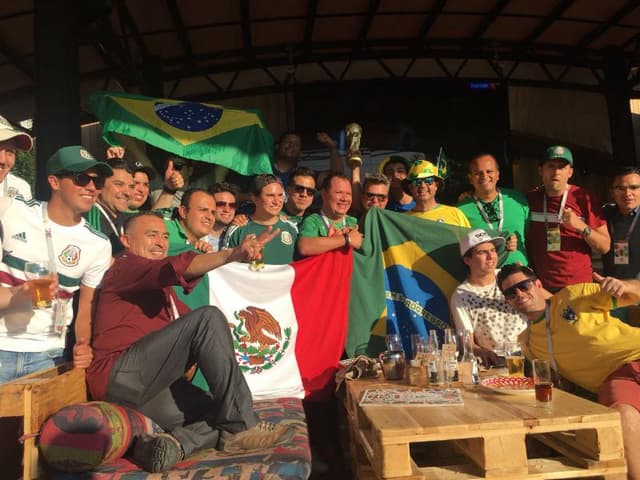 Brasileiros e mexicanos juntos em um bar em Samara