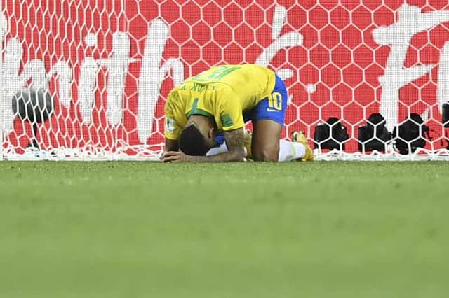 Neymar agachou-se no gramado ao apito final