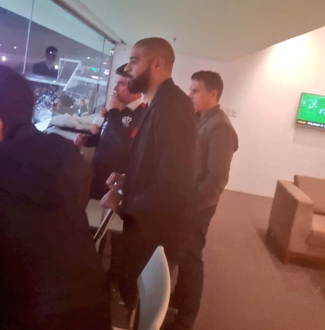 Adriano Imperador esteve no camarote da diretoria na Arena Corinthians