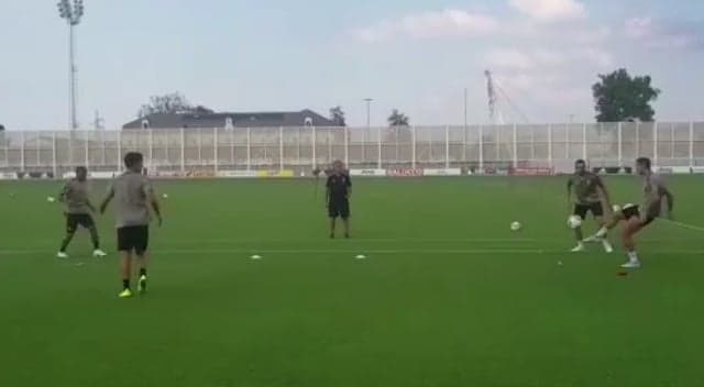 Douglas Costa e Dybala não perdoam erro de CR7 em treino da Juventus