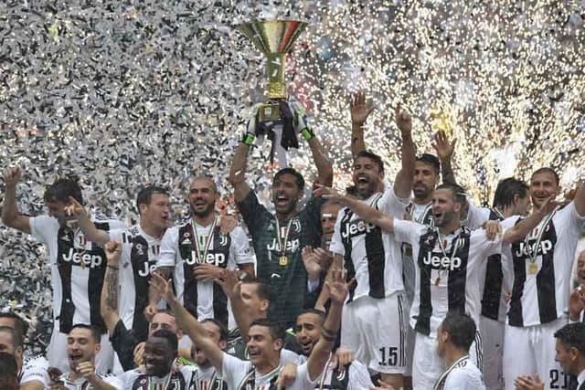 No último título de Buffon pela Juve, os jogadores celebram o heptacampeonato do torneio nacional em 2017/2018. Com CR7, a Velha Senhora segue como favorita