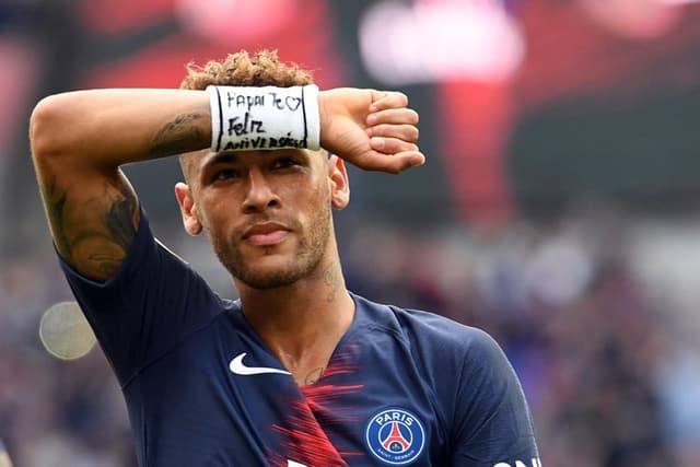 Neymar - O craque brasileiro brilhou na vitória do PSG por 3 a 1 contra o Angers, pelo Campeonato Francês. Ele deu a assistência para Cavani abrir o placar e também deixou a sua marca na partida.