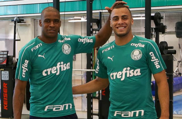 O goleiro Jailson brincou com o atacante Arthur Cabral na reapresentação do Palmeiras