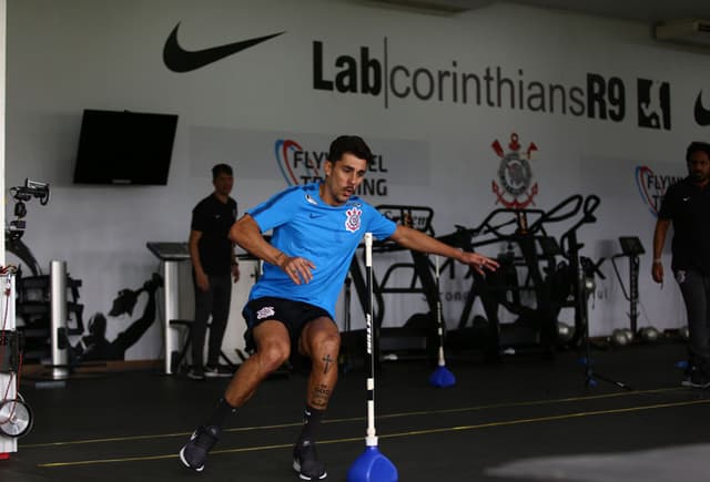 Danilo Avelar, jogador do Corinthians durante treino no C.T. Joaquim Grava, nesta sexta-feira (04)