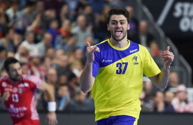 Haniel Langaro comemora mais um gol do Brasil na vitória sobre a Croácia no Mundial masculino de handebol (Crédito: Patrik STOLLARZ/AFP)