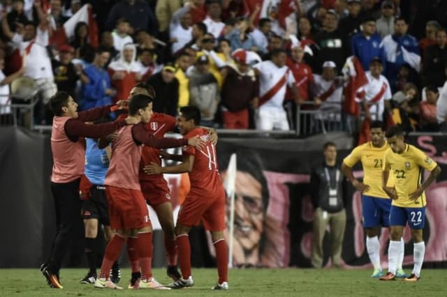 Sob o comando de Dunga, Brasil foi derrotado pelo Peru por 1 a 0, em jogo com gol de mão de Ruidíaz