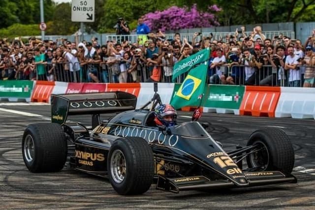 Emerson Fittipaldi a bordo da Lotus 85 de Senna