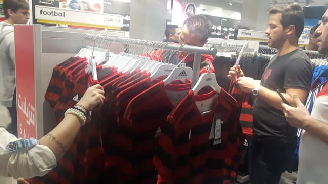 Camisas do Flamengo sendo vendidas no Qatar