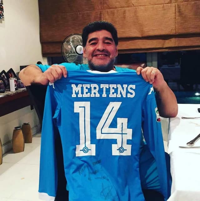 Maradona com camisa de Mertens, do Napoli