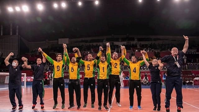 Jogadores do Brasil comemoram a inédita medalha de ouro no goalball (Foto: Alê Cabral)