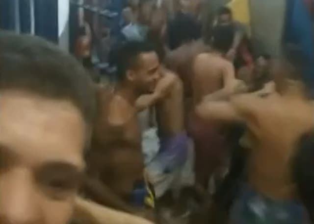 Comemoração de gol do Santa Cruz em presídio no Recife
