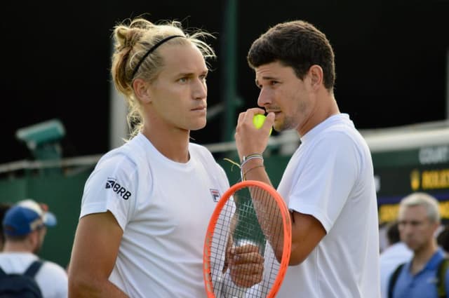 Rafael Matos e David Vega Hernandez em ação na grama de Wimbledon