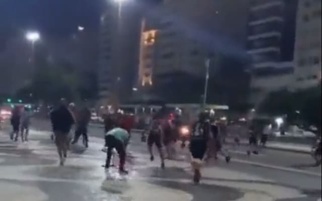 Torcedores do Flamengo e Olimpia brigam em Copacabana (Reprodução / Twitter)