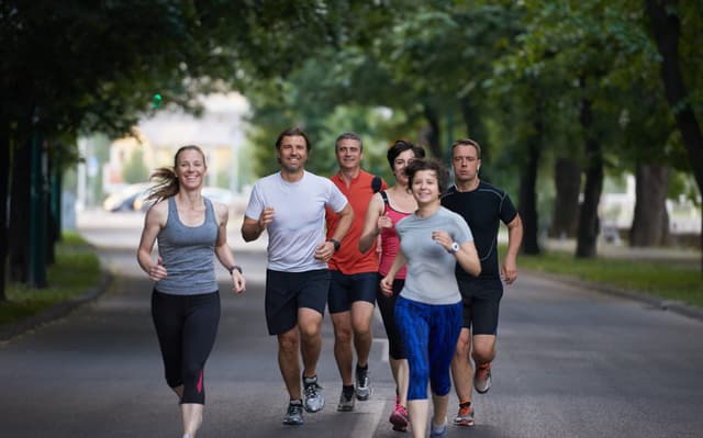 grupo-de-pessoas-correndo-equipe-de-corredores-no-treinamento-matinal-scaled-aspect-ratio-512-320
