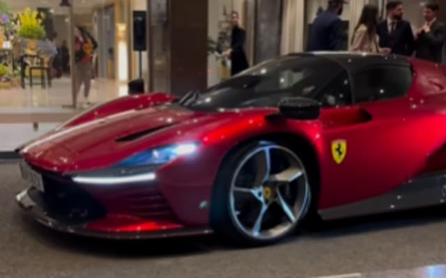 CR7_Ferrari-aspect-ratio-512-320