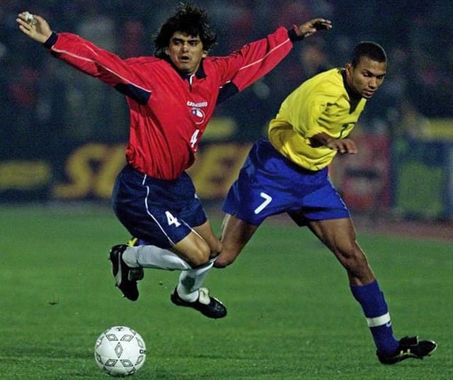 Amoroso disputa bola na derrota do Brasil para o Chile em 2000 (Foto: AFP)