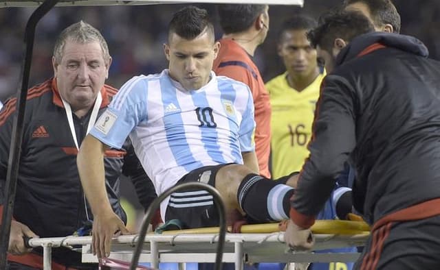 Agüero sofreu nova lesão muscular nesta quinta-feira (Foto: Juan Mabromata / AFP)