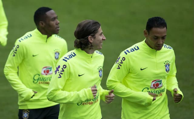 Elias, Filipe Luis e Ricardo Oliveira no treino (Foto: Leo Correa / MoWA Press)