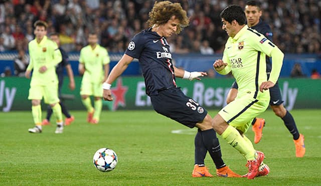 PSG x Barcelona - Liga dos Campeões - Suárez dá caneta em David Luiz (Foto: Martin Bureau/AFP)