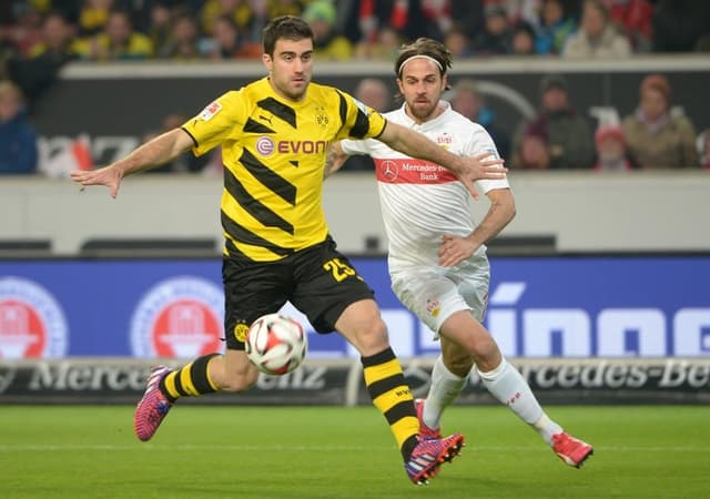 Sokratis e Martin Harnik - Bundesliga: Stuttgart x Borussia Dortmmund (Foto: Marijan Murat/AFP)