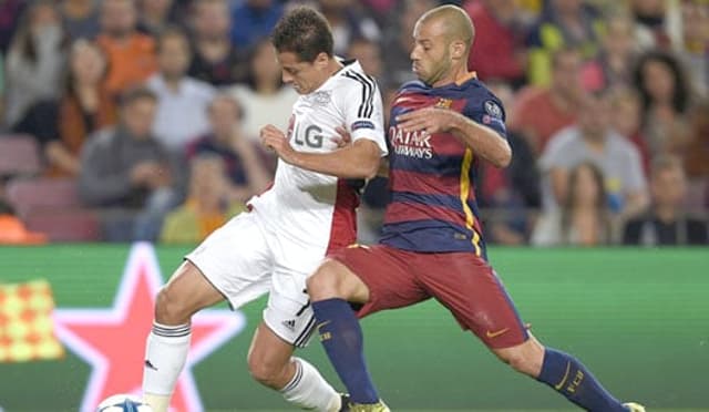 HOME - Barcelona x Bayer Leverkusen - Mascherano e Chicharito Hernandez (Foto: Lluis Gene/AFP)