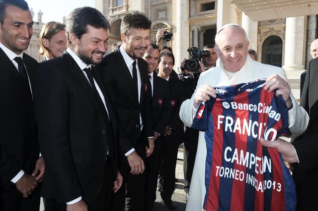 Papa Francisco recebe a delegação do San Lorenzo no Vaticano (Foto: AFP)