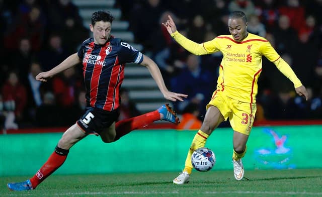 Raheem Sterling e Tommy Elphick - Bournemouth x Liverpool (Foto: Adrian Dennis/AFP)