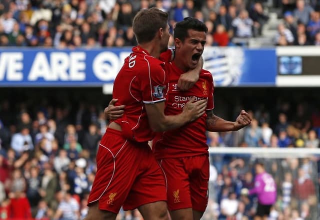 Philippe Coutinho comemora com Gerrard após marcar mais um gol com a camisa do Liverpool (AFP PHOTO / ADRIAN DENNIS)