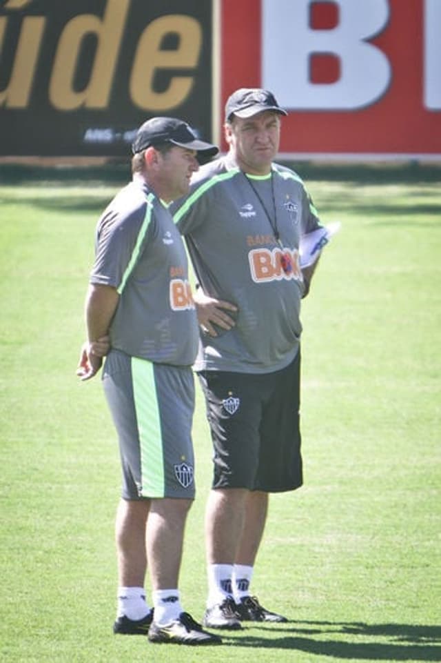 Cuca trabalha como o irmão Cuquinha, seu auxiliar técnico (Foto: Bruno Cantini/CAM)