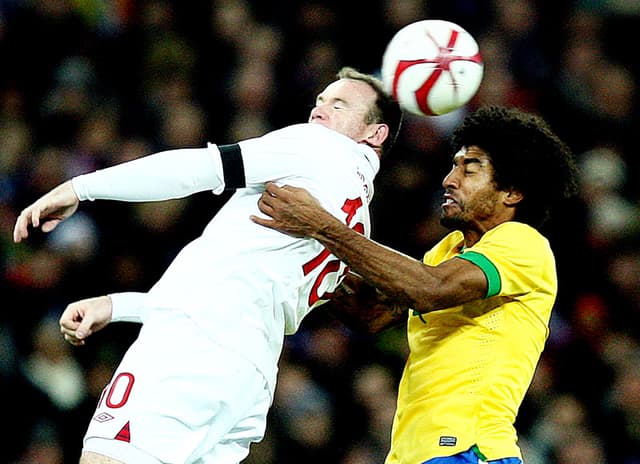 Inglaterra x Brasil - Amistoso - Rooney e Dante (Foto: Mowa Press)