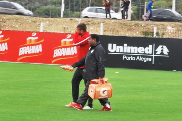 Rafael Moura deixa treino do Internacional (foto: Eduardo Moura)