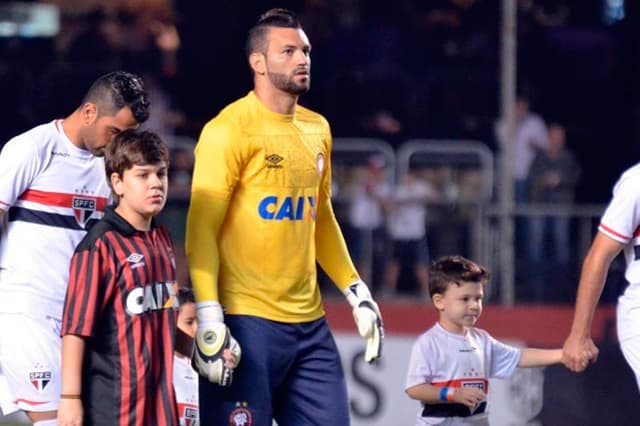 Weverton na partida contra o SP (Foto: Gustavo Oliveira/Site Oficial Atlético-PR)