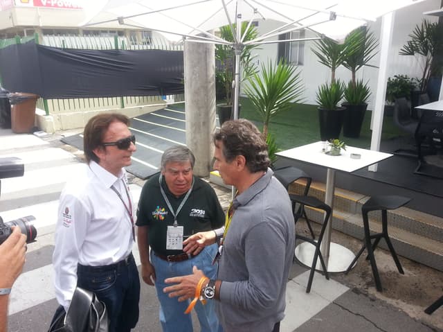 Encontro de lendas: Emerson Fittipaldi, Chico Rosa (administrador de Interlagos) e Nelson Piquet conversam no paddock da Fórmula 1 (Foto: Felipe Domingues)