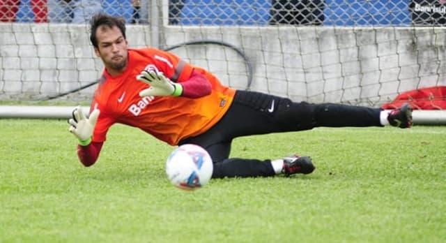 Muriel em ação com a bola que será utilizada no Gauchão (Foto: Alexandre Lops/Inter)