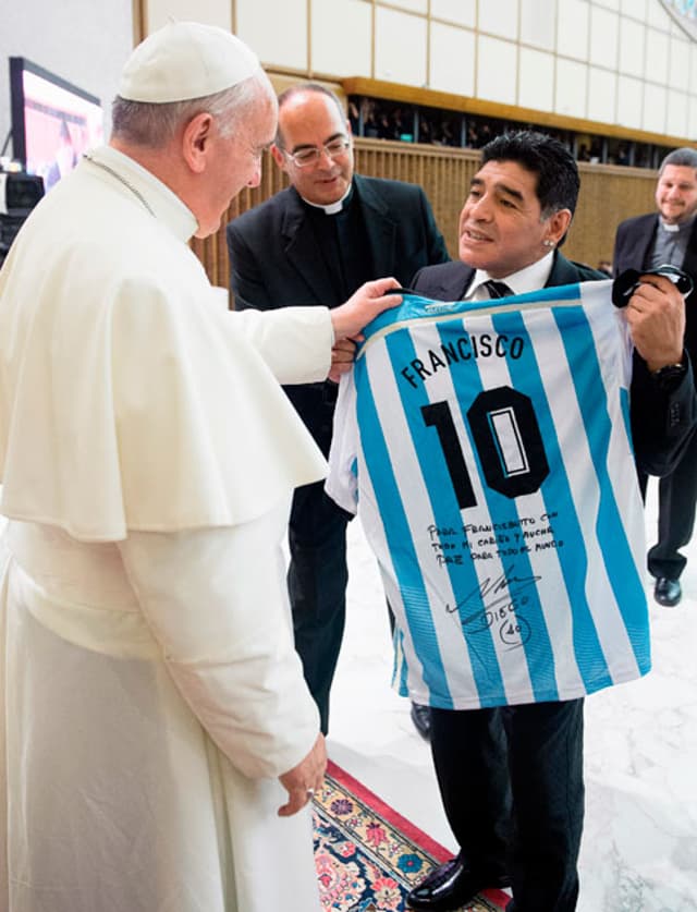 Papa Francisco e Maradona (Foto: AFP)