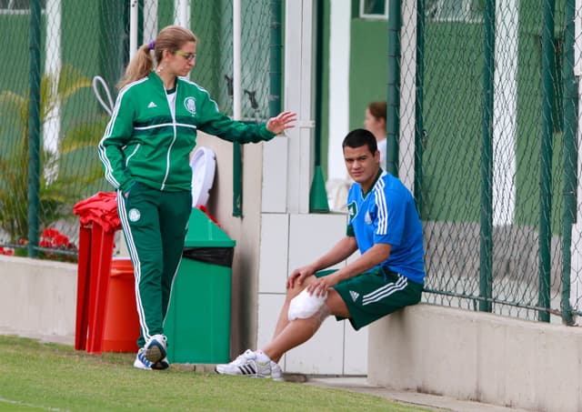 Mendieta faz tratamento à beira do gramado durante treino na Academia (Crédito: Reginaldo Castro/LANCE!Press)