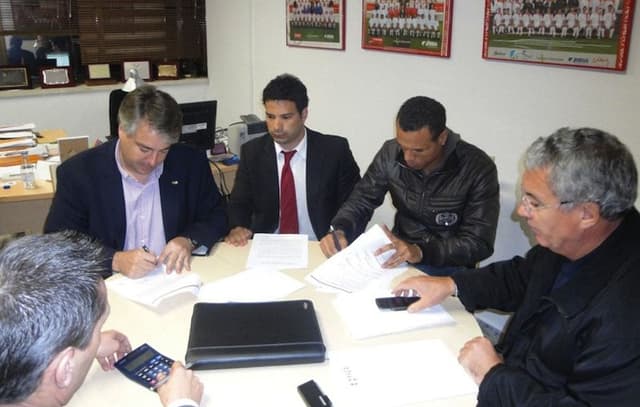 Luis Fabiano e Gustavo (Foto: Divulgação/Site Oficial)