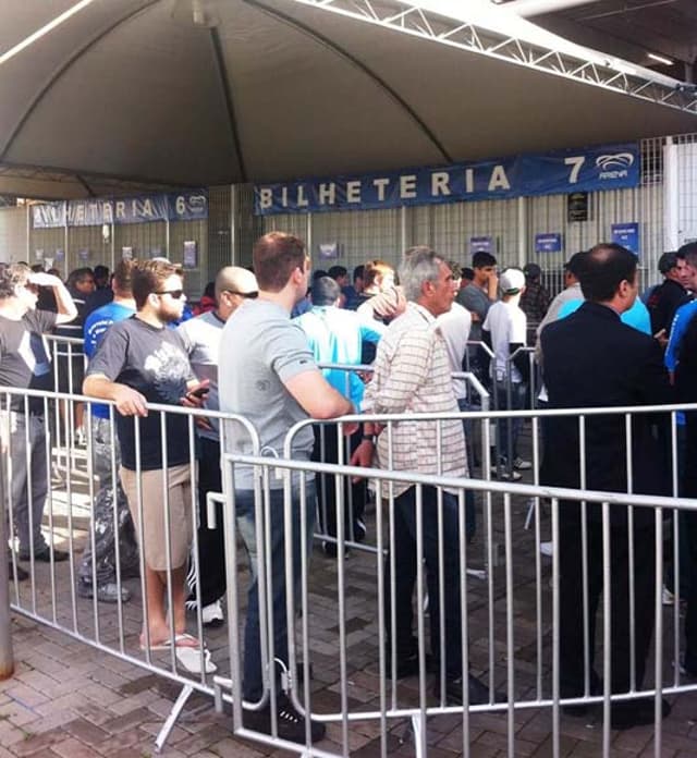 Movimentação nas bilheterias da Arena do Grêmio (Foto: Fabiane Madeira)