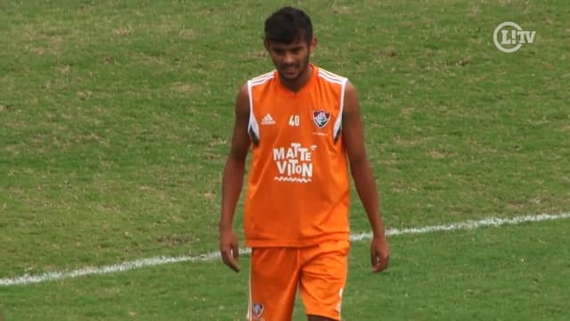 Gustavo Scarpa mostra habilidade em treino do Flu (Reprodução)