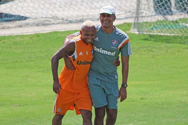 Chiquinho chegou ao treino do Fluminense com novo visual (Foto: Fernando Cazaes/Photocamera)