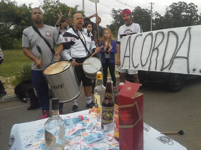 Romarinho e Pato foram alvos de protesto na porta do CT do Corinthians nesta quinta-feira (crédito: Renato Rodrigues)