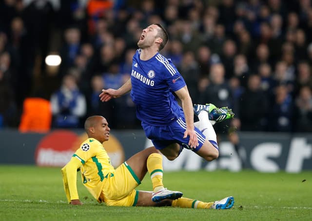 Joao Mario e Gary Cahill - Chelsea x Sporting (Foto: Adrian Dennis/AFP)