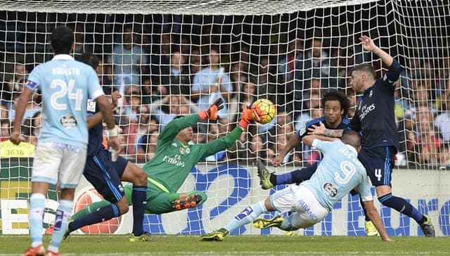 Navas faz excelente defesa em chute de Aspas (Foto: Miguel Riopa / AFP)