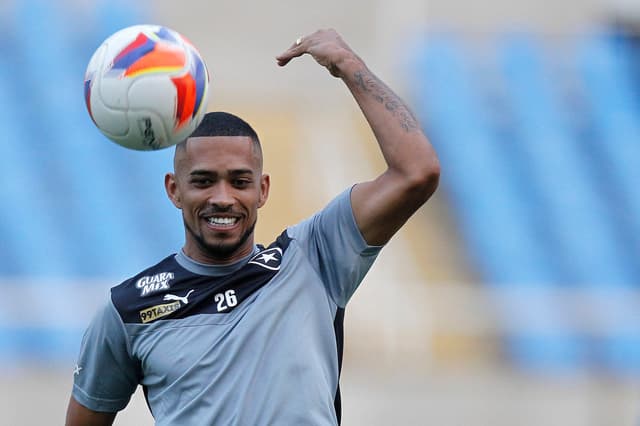 Luis Ricardo em treino do Botafogo (Foto: Vitor Silva/ Sspress)