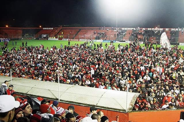 Torcida invade o gramado após título do Brasil de Pelotas (Foto: Divulgação)