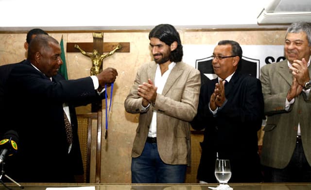 Loco Abreu é homenageado na Câmara dos Vereadores de Duque de Caxias (Foto: Cléber Mendes)