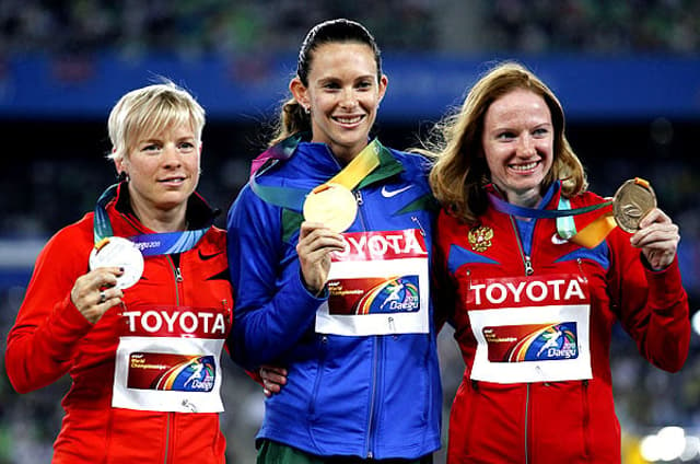 Fabiana Murer com Martina Strutz e Svetlana Feofanova - Mundial de Atletismo em Daegu (Foto: Lee Jae-Won/Reuters)