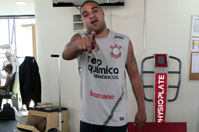 Adriano na reapresentação ao Corinthians (Foto: Miguel Schincariol)