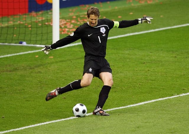 Van der Sar marcou época no Ajax, Juventus, Manchester United e seleção da Holanda (Foto: LEON NEAL / AFP)