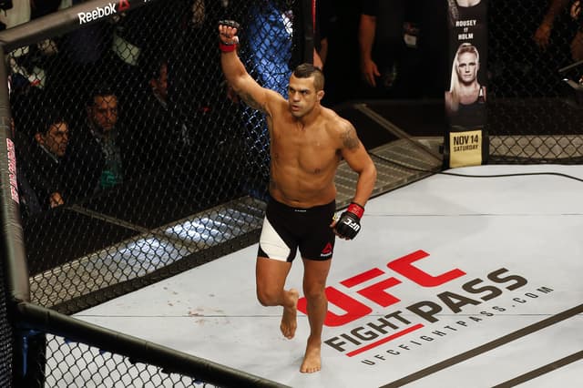 Vitor Belfort nocauteou Dan Henderson no primeiro round (FOTO: William Lucas/Inovafoto)